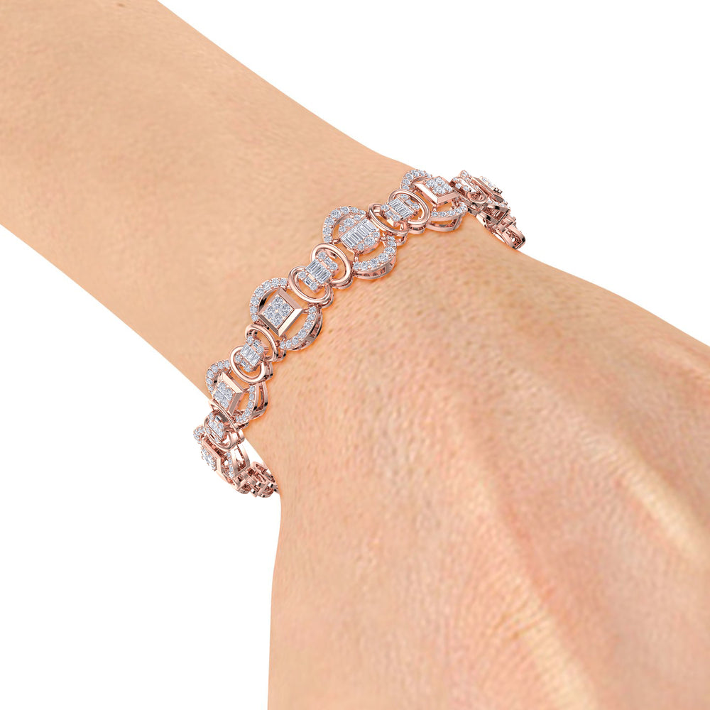 Statement bracelet in rose gold with white diamonds of 1.77 ct in weight