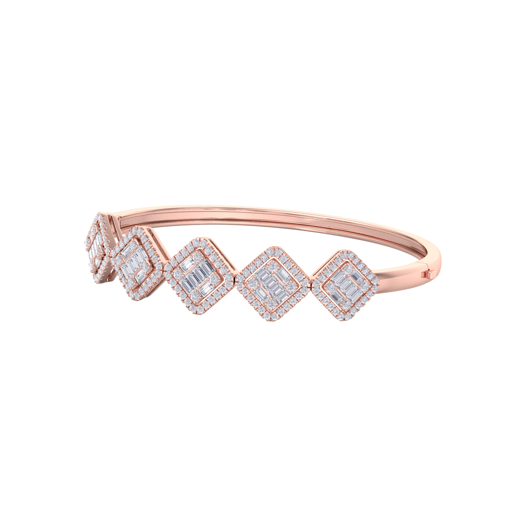 Diamond bangle in rose gold with white diamonds of 2.78 ct in weight