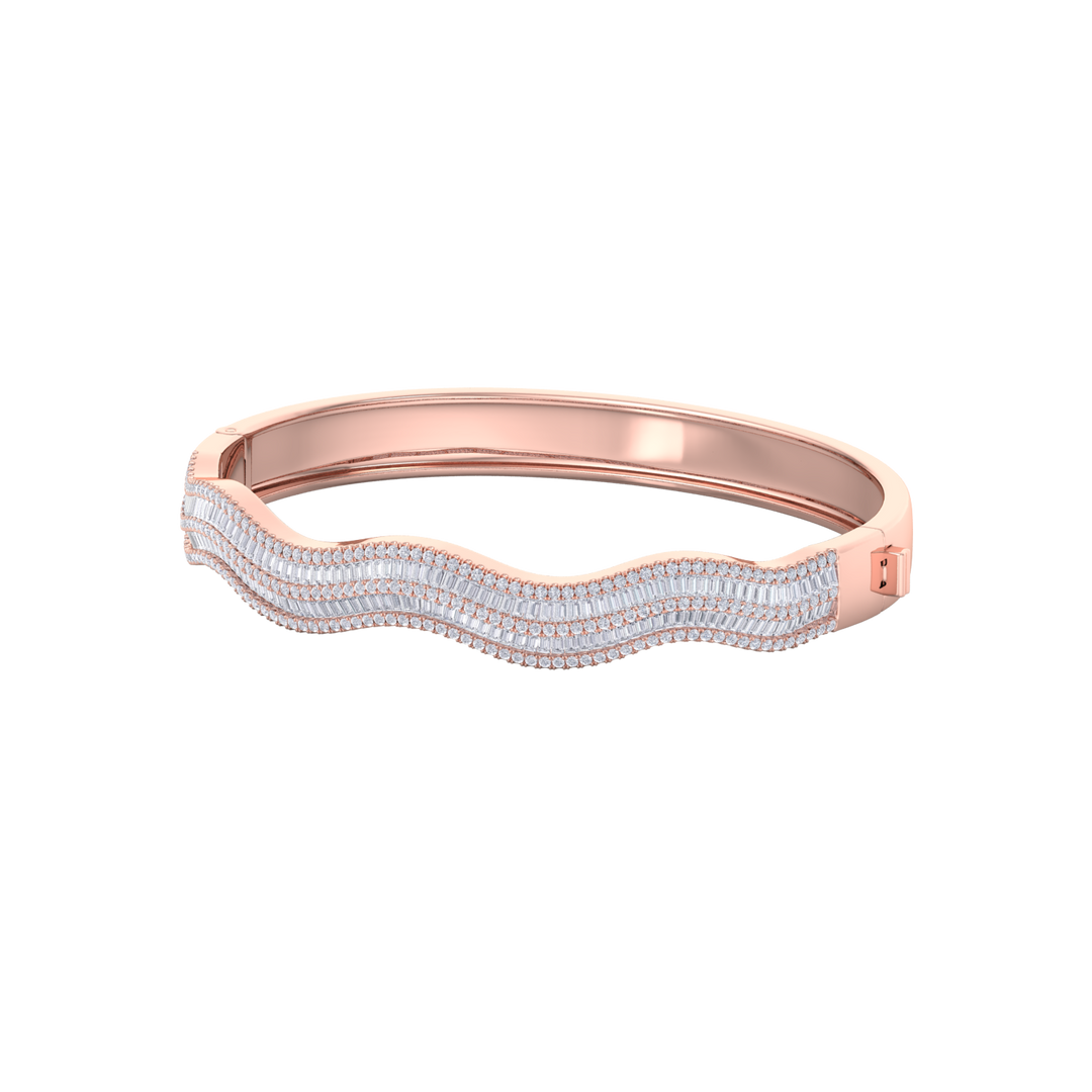 Wave bangle in white gold with white diamonds of 3.10 ct in weight