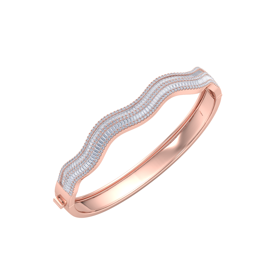 Wave bangle in rose gold with white diamonds of 3.10 ct in weight