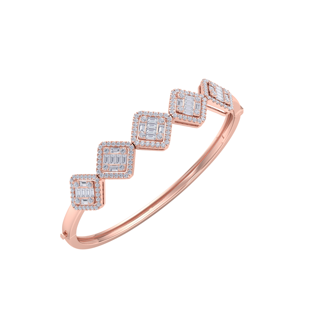Diamond bangle in yellow gold with white diamonds of 2.78 ct in weight