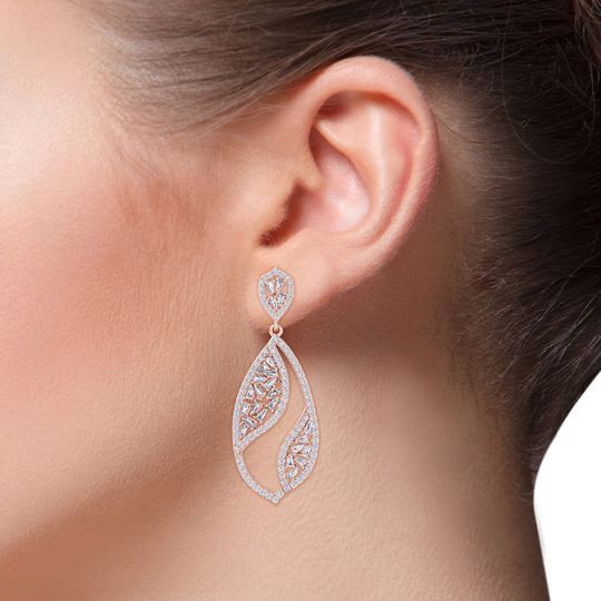 Tear drop earrings in rose gold with white diamonds of 3.47 ct in weight