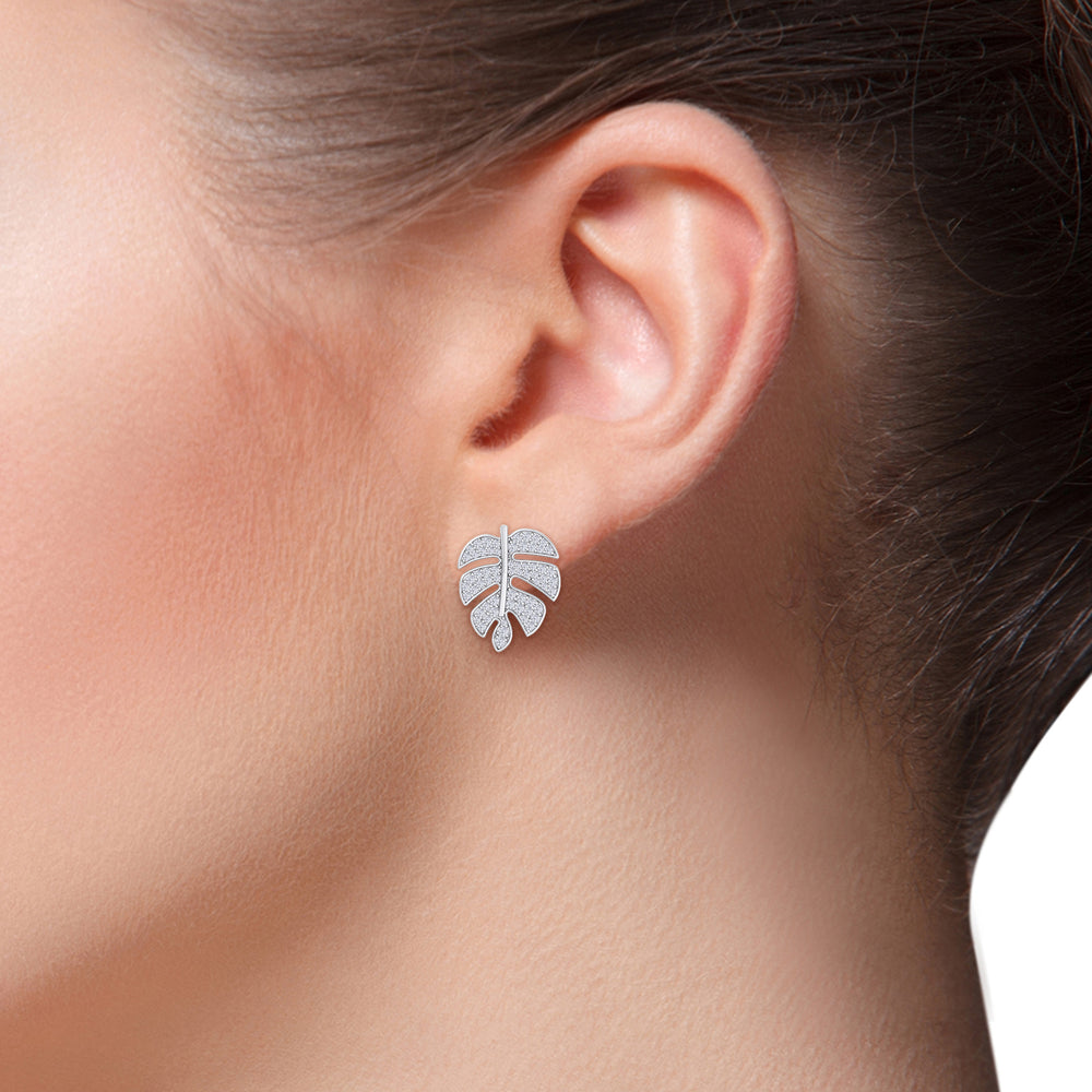 Leaf shaped earrings in white gold with white diamonds of 0.65 ct in weight