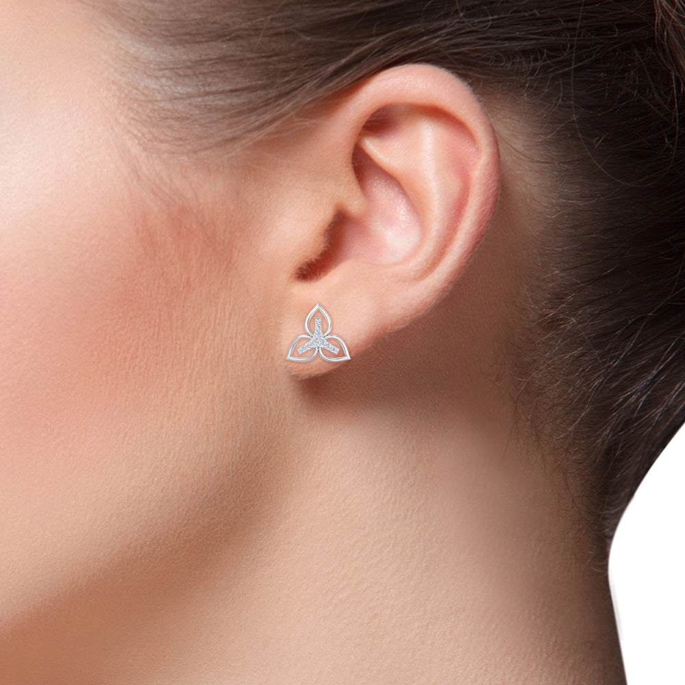 Flower shaped stud earrings in white gold with white diamonds of 0.24 ct in weight