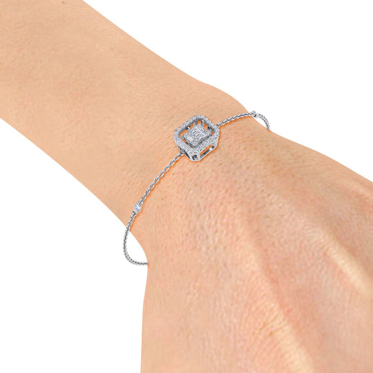 Square bracelet in white gold with white diamonds of 0.34 ct in weight
