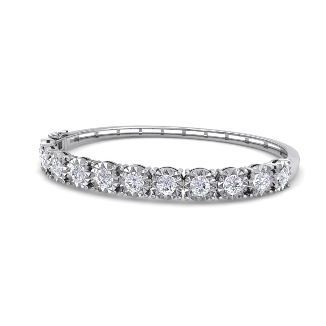 Bracelet in white gold with white diamonds of 3.30 ct in weight