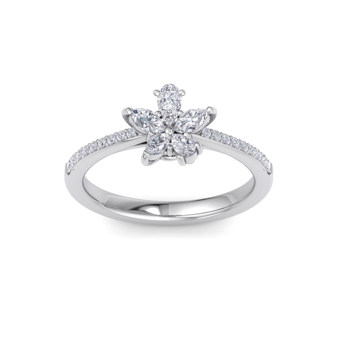 Flower ring in white gold with white diamonds of 0.75 ct in weight