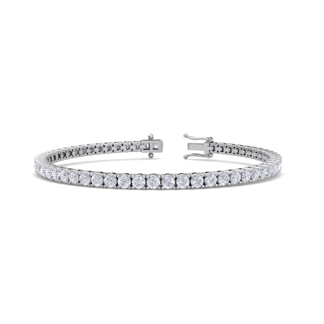 Tennis bracelet in white gold with white diamonds of 6.16 ct in weight