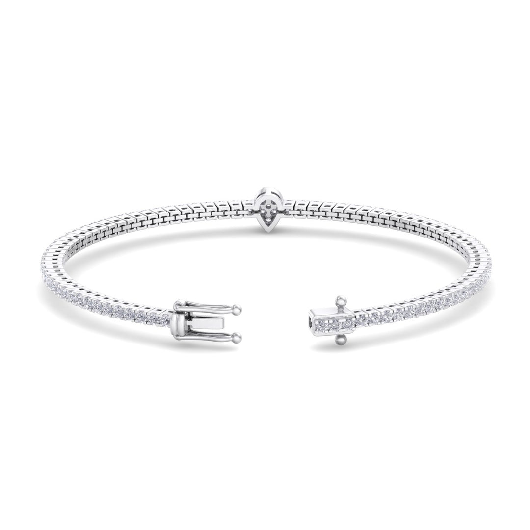 Tennis bracelet with center piece in white gold with white diamonds of 1.77 ct in weight