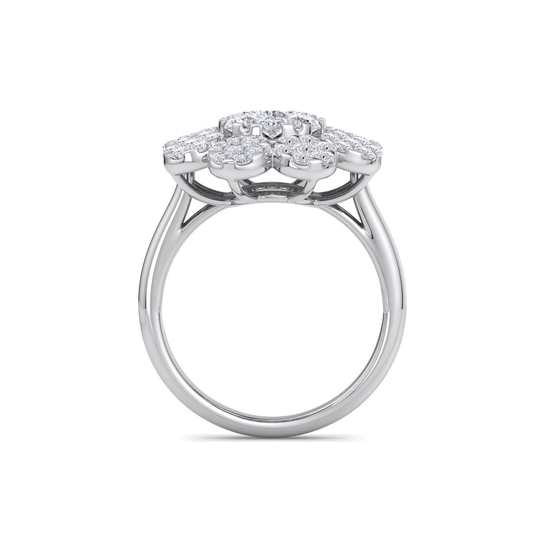 Flower shaped ring in white gold with white diamonds of 1.84 ct in weight