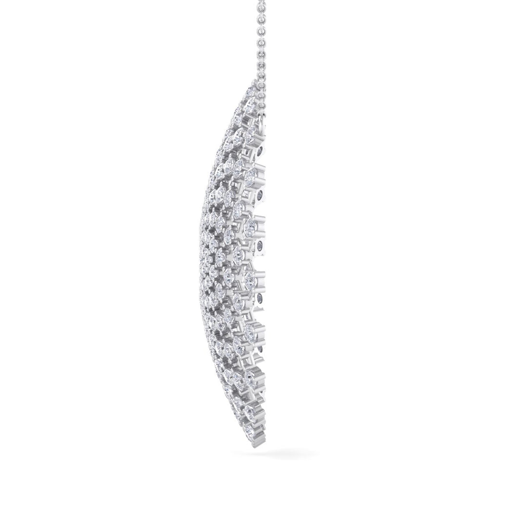 Round pendant in white gold with white diamonds of 4.47 ct in weight