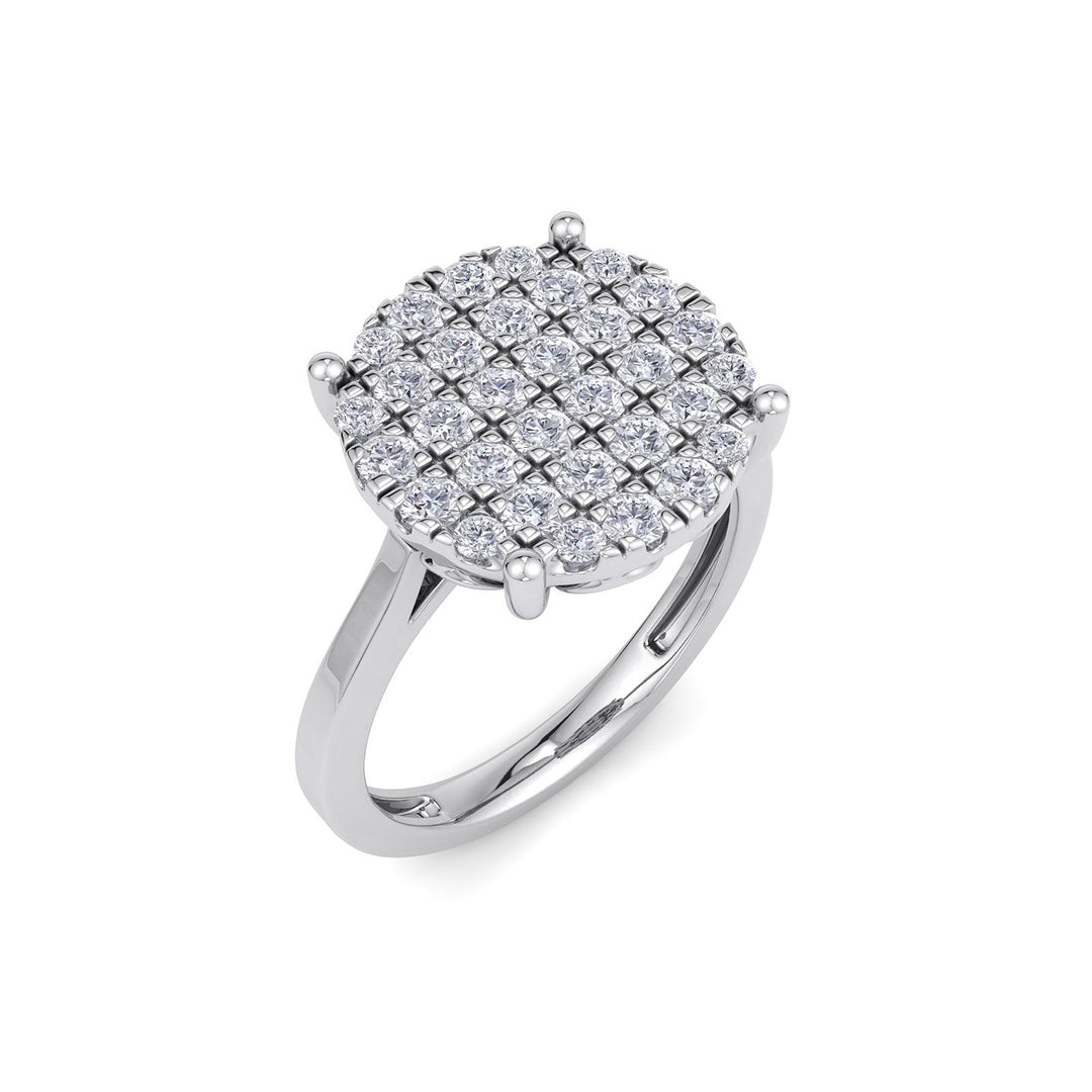 Round shape ring in white gold with white diamonds of 0.93 ct in weight