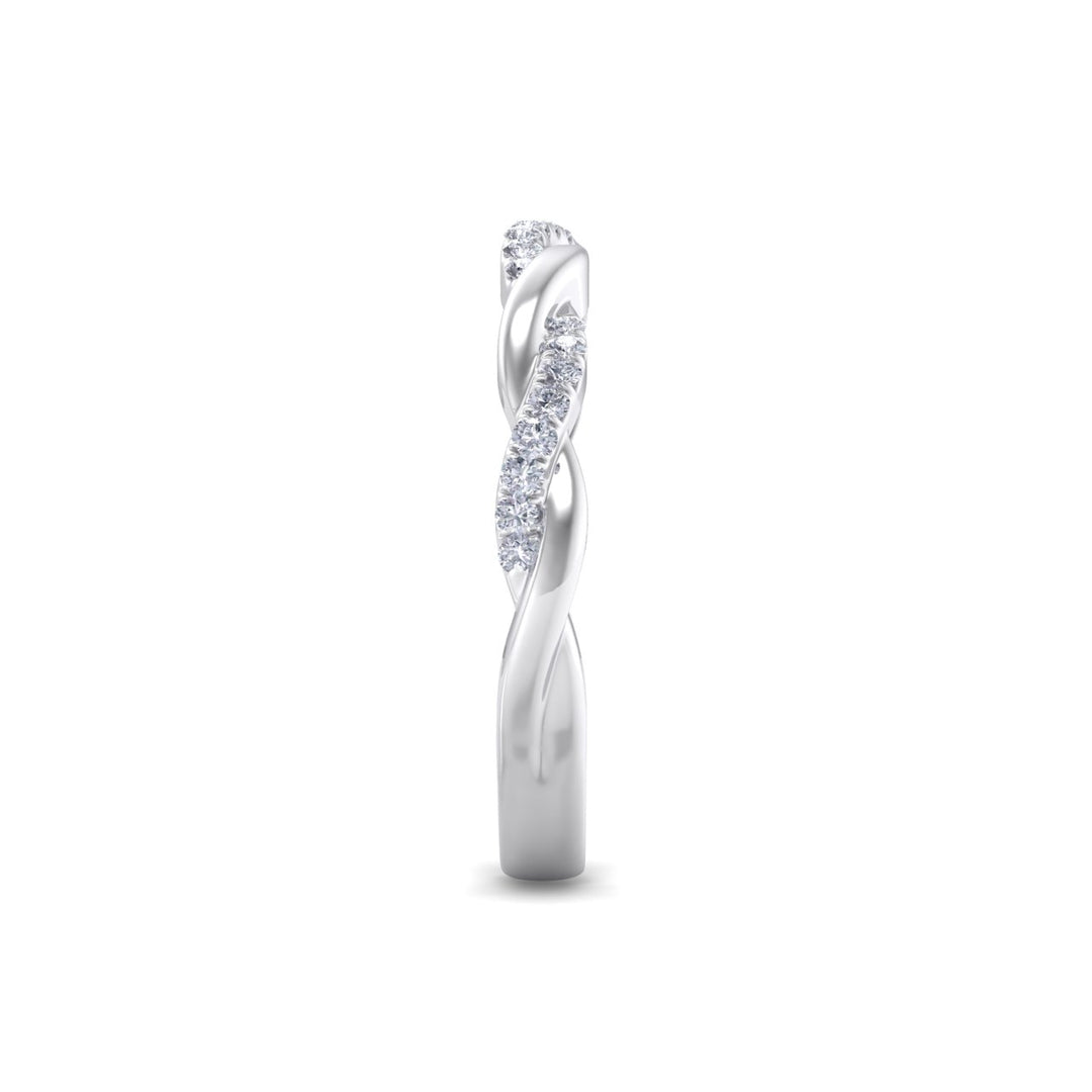 Twisted ring in white gold with white diamonds of 0.25 ct in weight