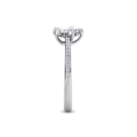 Flower ring in white gold with white diamonds of 0.75 ct in weight