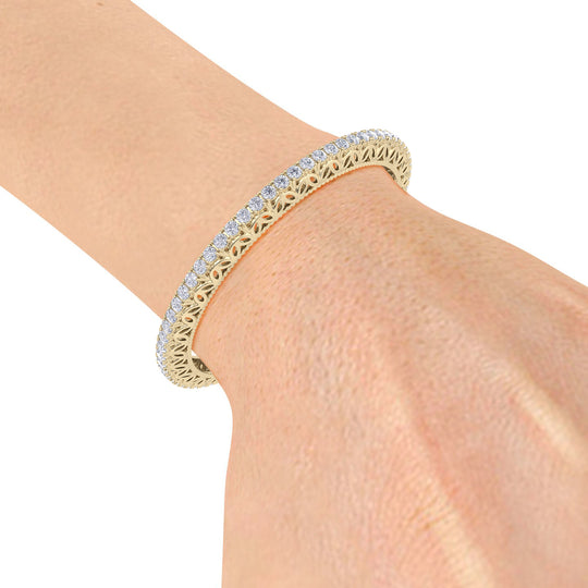 Classic bangle in white gold with white diamonds of 11.04 ct in weight