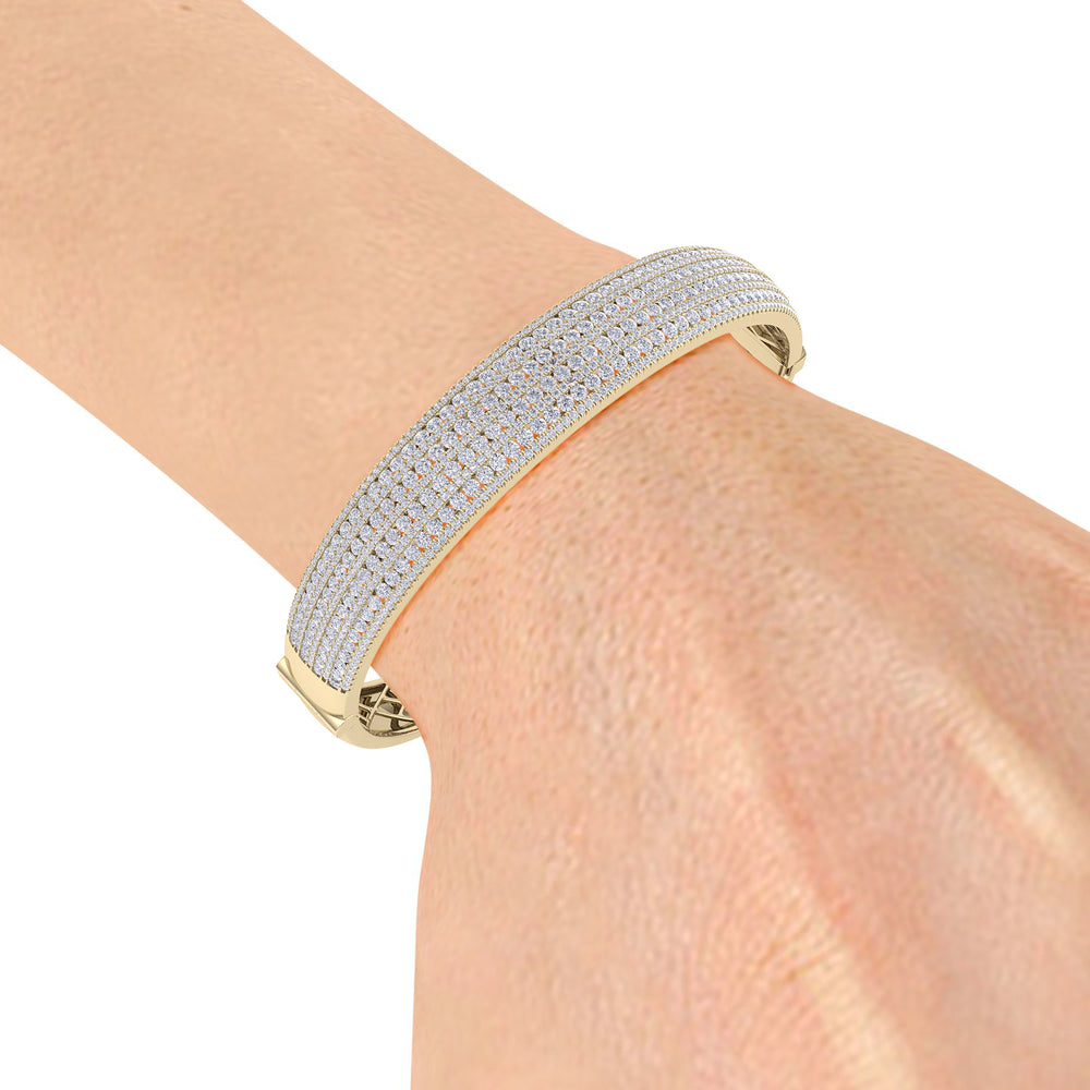 Diamond bangle in yellow gold with white diamonds of 6.97 ct in weight
