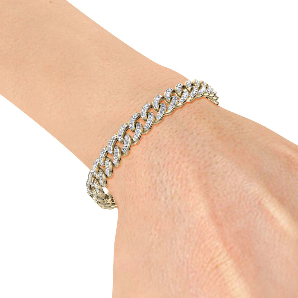 Tapper diamond curb chain link bracelet in yellow gold with white diamonds of 2.70 ct in weight