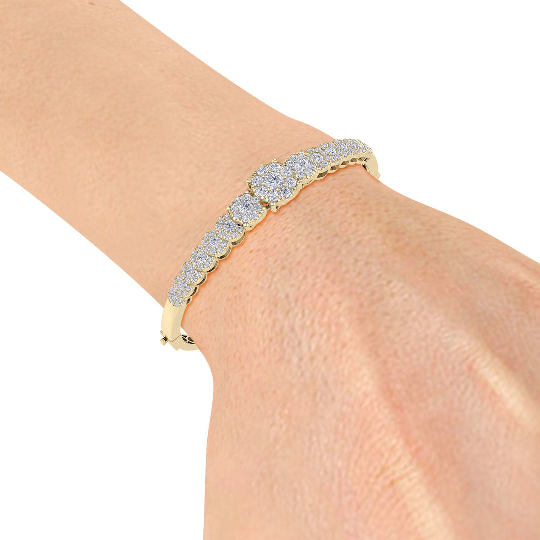 Diamond bangle in rose gold with white diamonds of 2.44 ct in weight