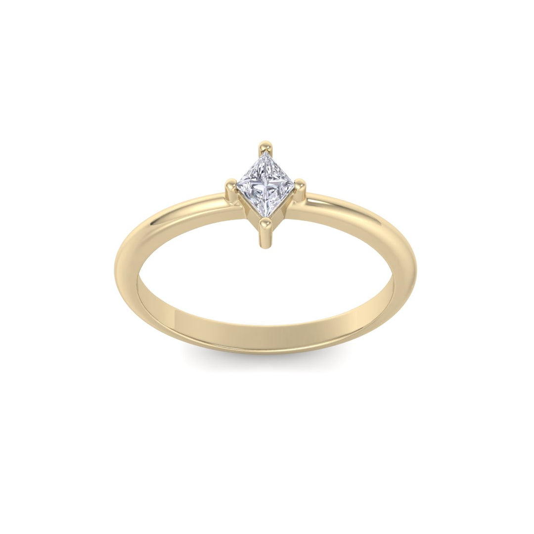Petite Diamond ring in yellow gold with white diamonds of 0.25 ct in weight