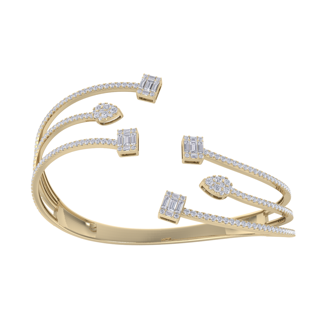 Intricate cuff in yellow gold with white diamonds of 3.24 ct in weight