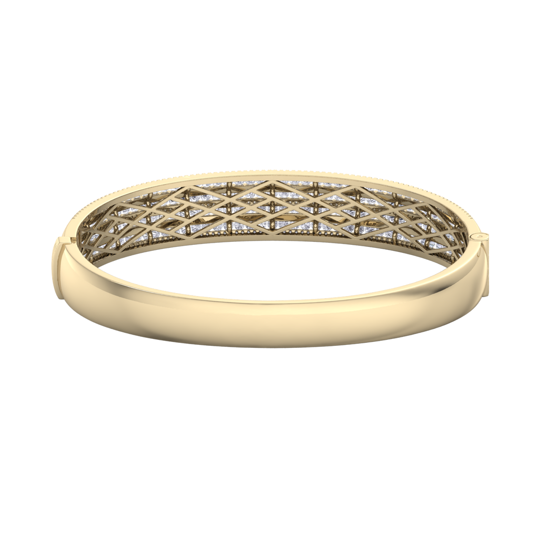 Diamond bangle in yellow gold with white diamonds of 6.97 ct in weight