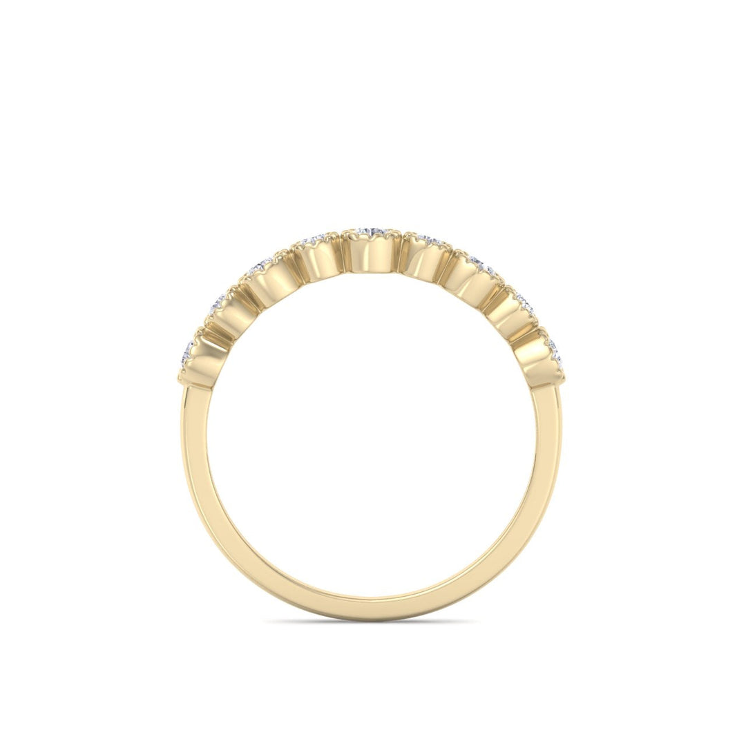 Milgrain wedding band in yellow gold with white diamonds of 0.25 ct in weight