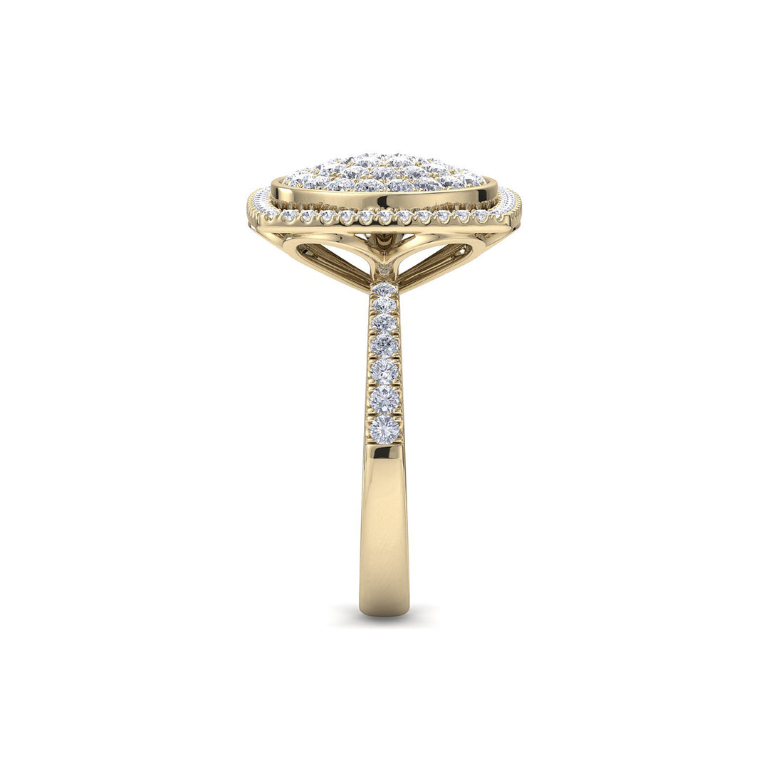 Square shape ring in yellow gold with white diamonds of 0.97 ct in weight
