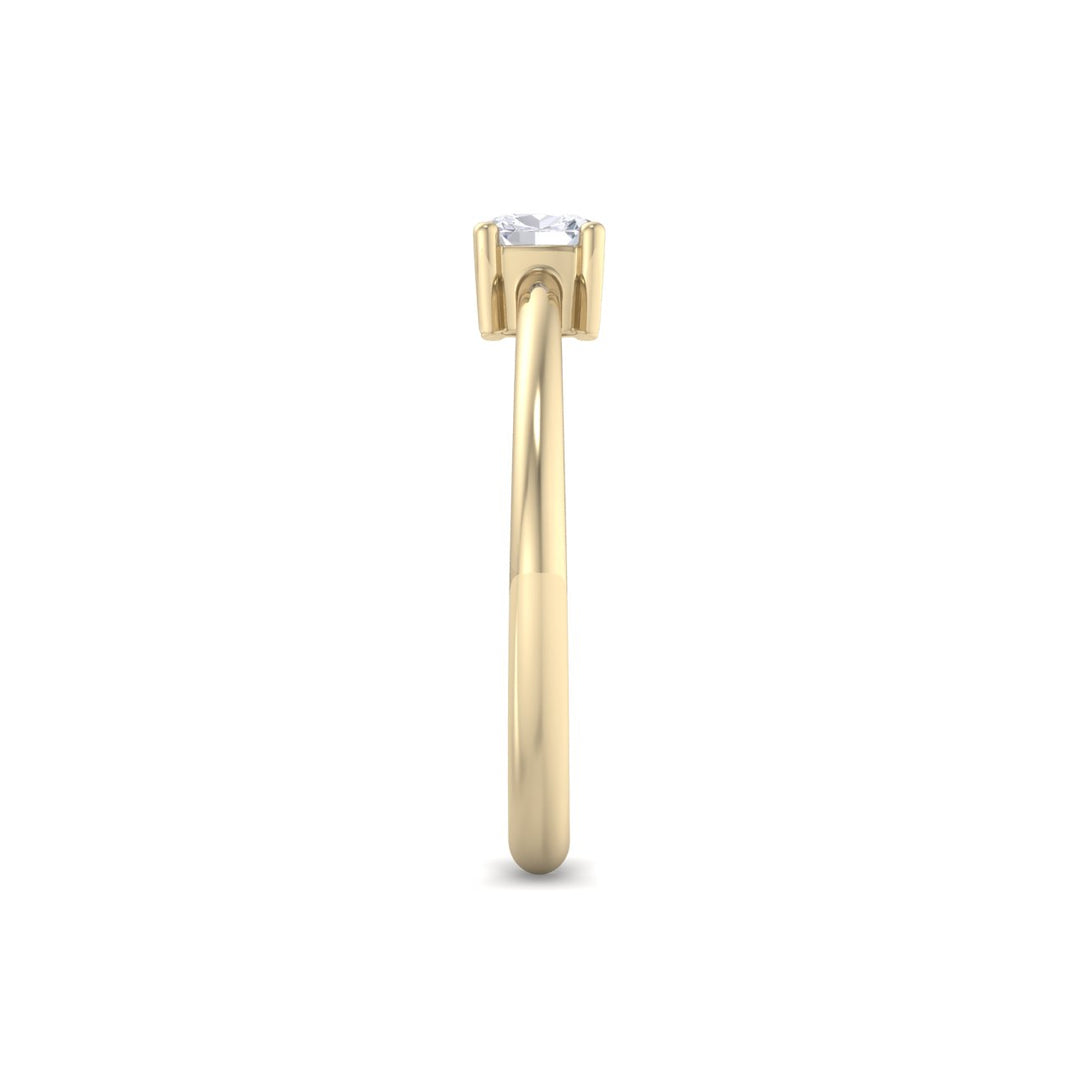 Radiant shaped petite diamond ring in yellow gold with white diamonds of 0.25 ct in weight