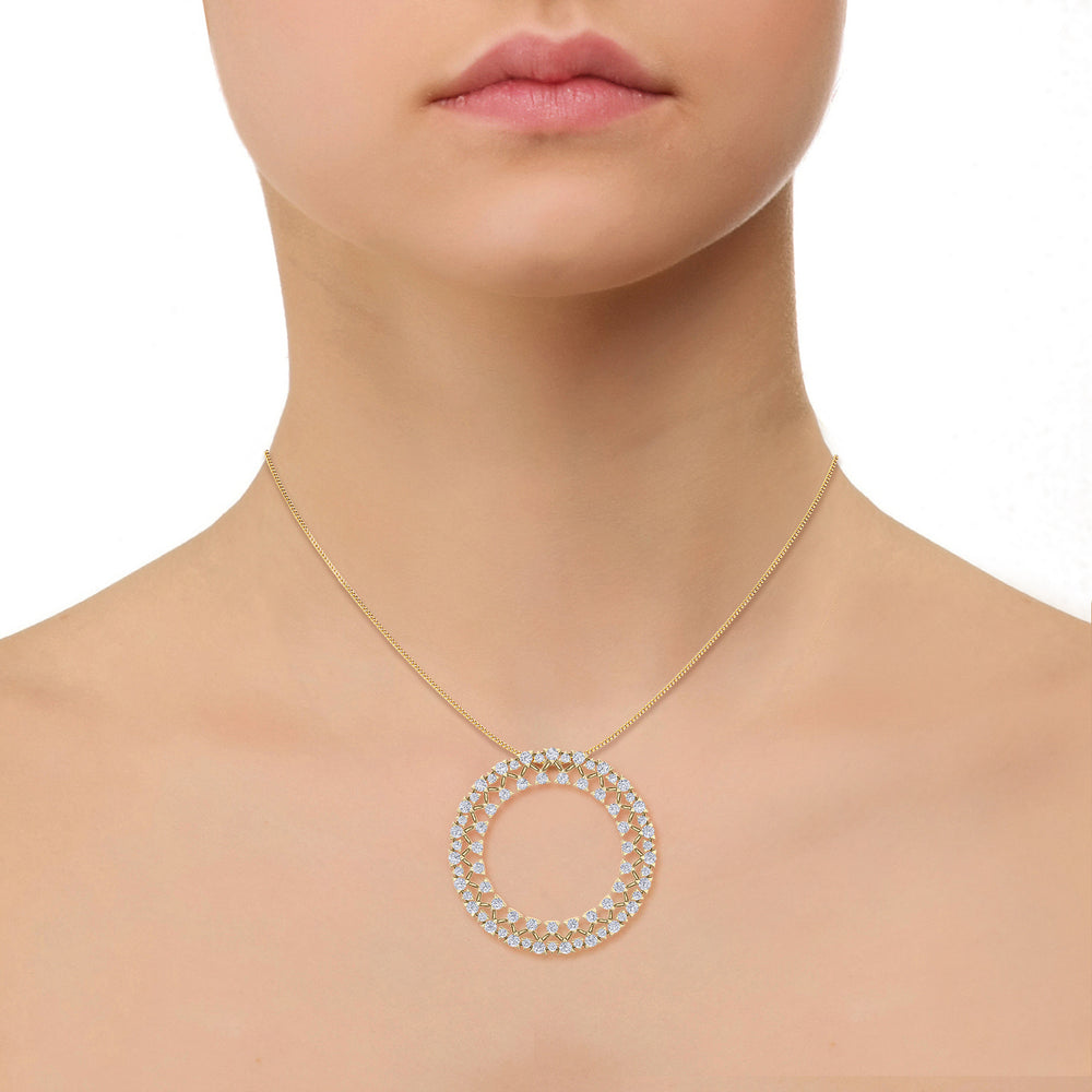 Circle pendant in yellow gold with white diamonds of 3.28 ct in weight