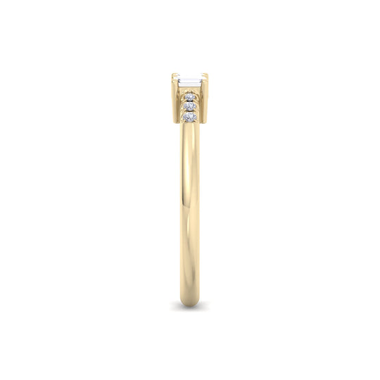 Baguette ring in yellow gold with white diamonds of 0.11 ct in weight