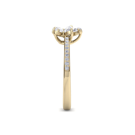 Flower ring in yellow gold with white diamonds of 0.75 ct in weight