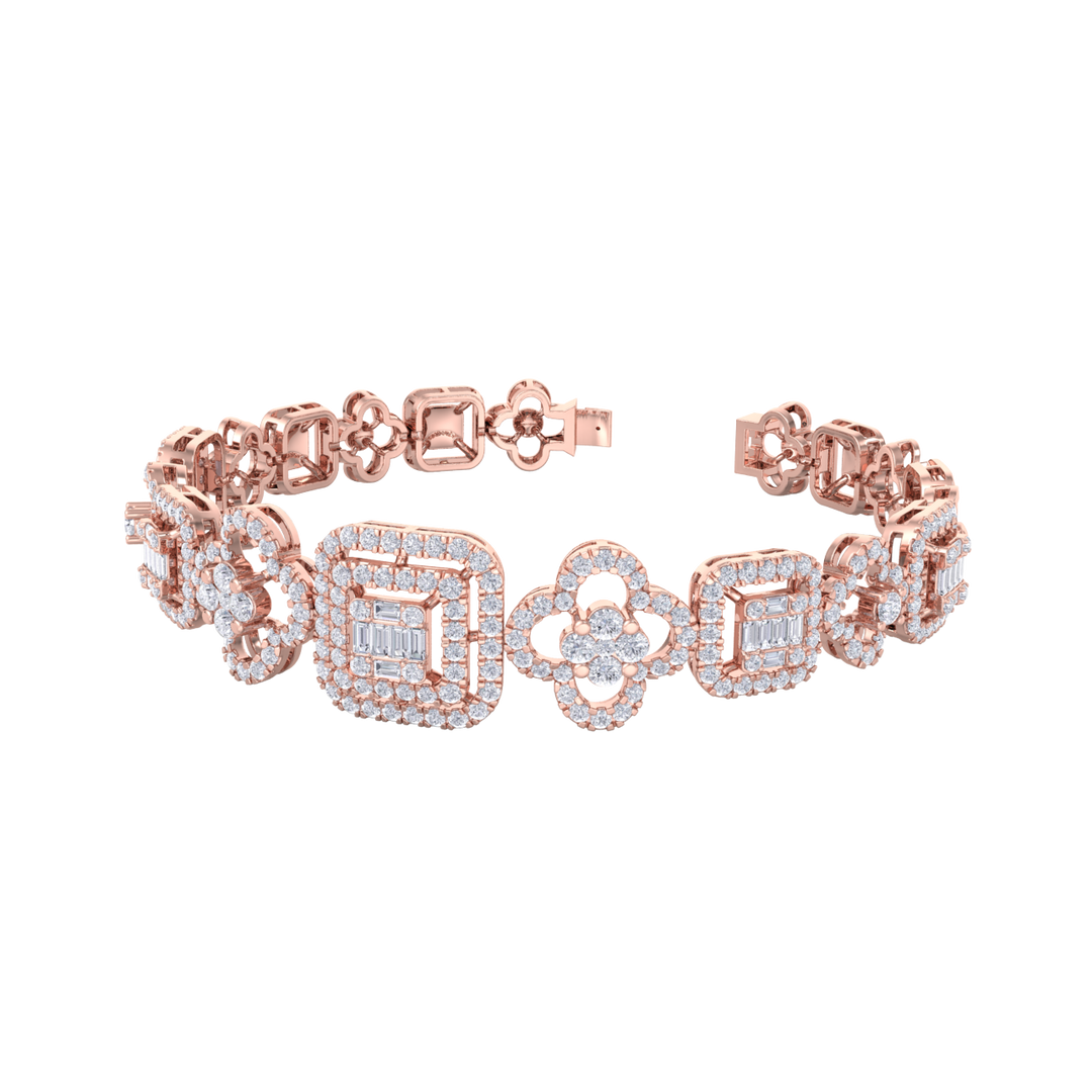 Statement bracelet in rose gold with white diamonds of 2.82 ct in weight