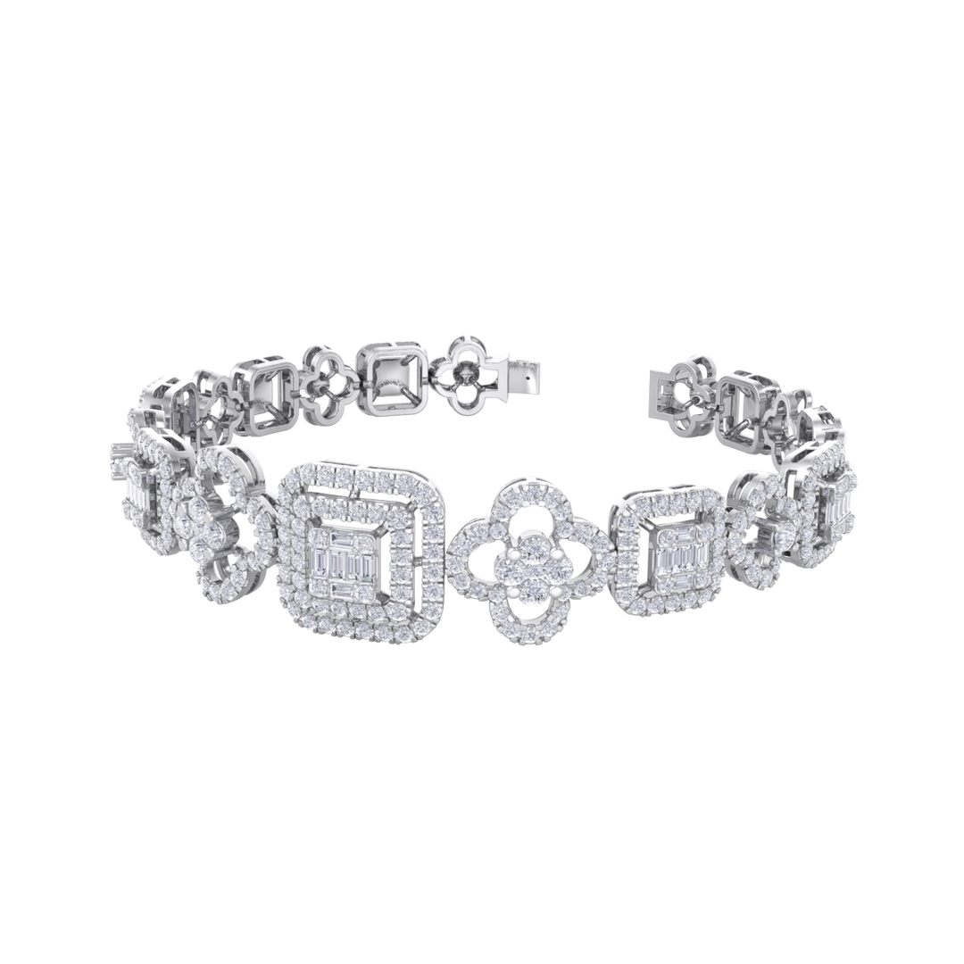 Statement bracelet in white gold with white diamonds of 2.82 ct in weight