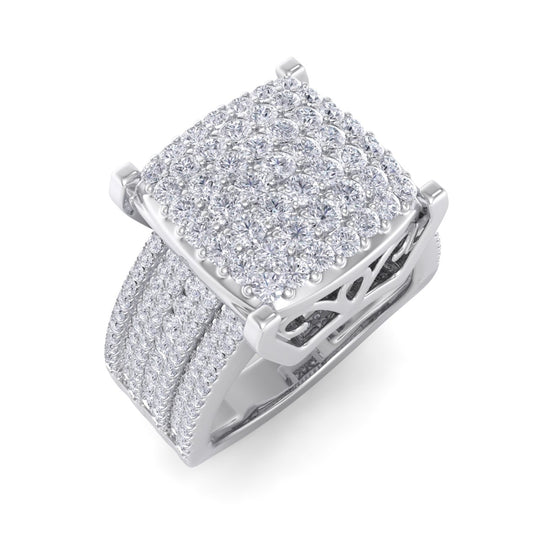 Square cluster ring in white gold with white diamonds of 1.36 ct in weight