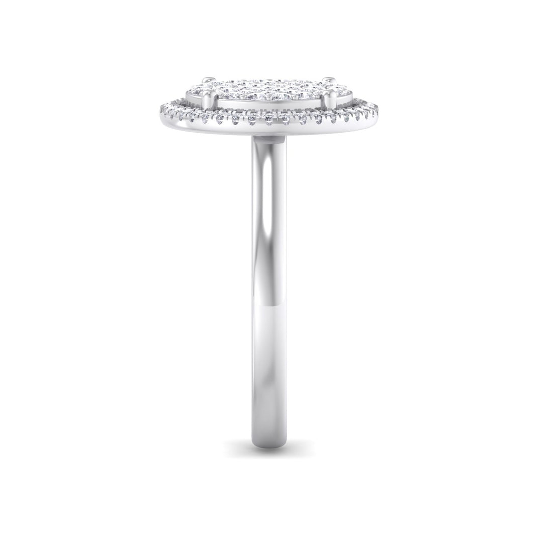 Halo cluster ring in white gold with white diamonds of 0.55 ct in weight