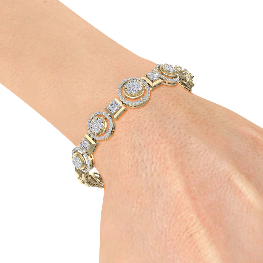 Statement bracelet in yellow gold with white diamonds of 1.92 ct in weight