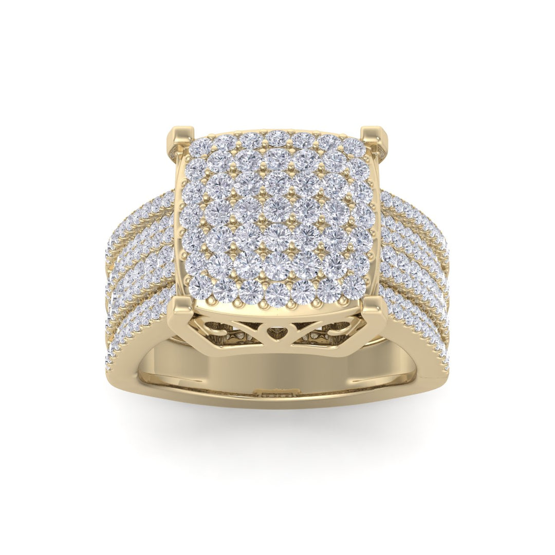 Square cluster ring in white gold with white diamonds of 1.36 ct in weight