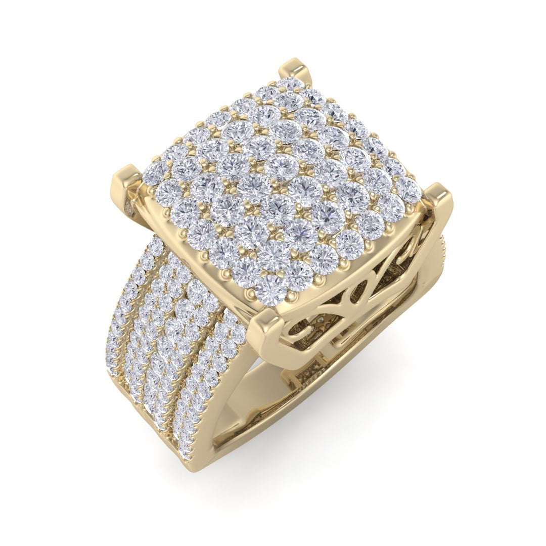 Square cluster ring in yellow gold with white diamonds of 1.36 ct in weight
